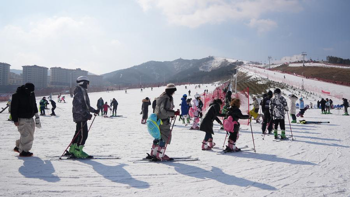 　　2月7日，在山东龙口南山国际滑雪场，众多滑雪爱好者在体验冰雪运动。新华社记者 吴飞座 摄