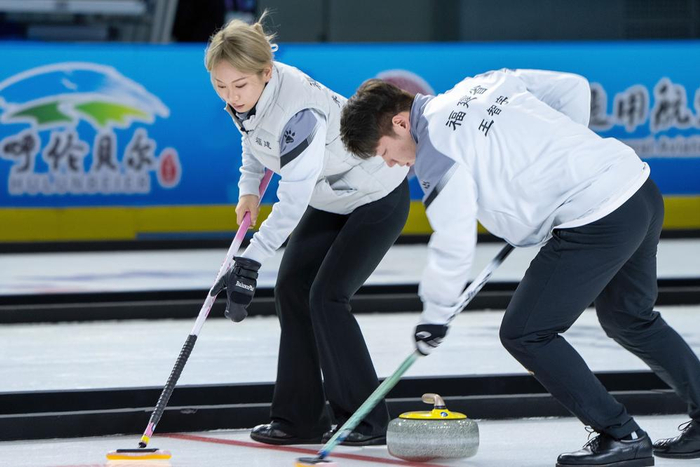 2月20日,福建队选手在第十四届全国冬季运动会冰壶项目比赛中.