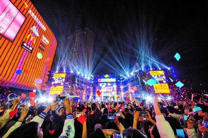 　　百色爱琴海光芒音乐节现场。 □张育瑞 摄