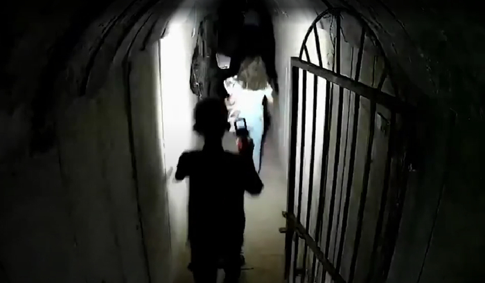 ▲以方称监控画面显示辛瓦尔带家人从地下隧道逃走