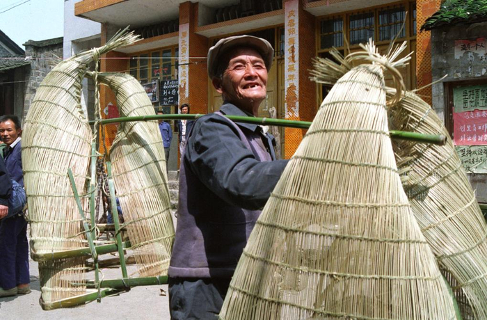 1992年，一名村民挑起自编的鱼笼到茶峒镇（现为边城镇）的集市上出售。