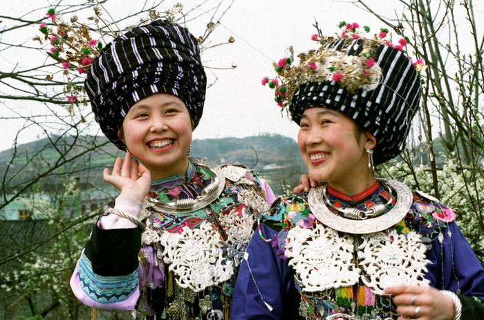 1992年，茶峒镇（现为边城镇）身着盛装的苗家妇女合影。