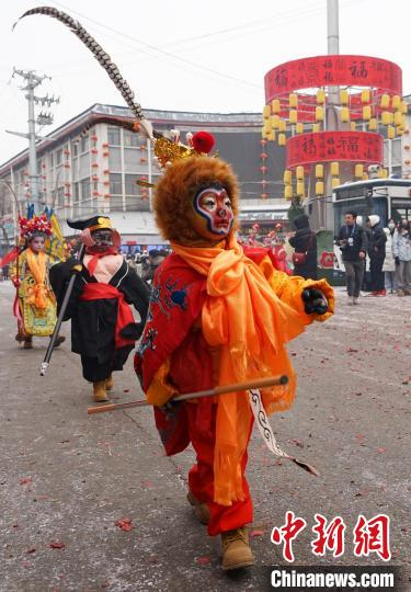 2月21日,在青海省西宁市湟中区参加社火巡演的"溜达猴".  马铭言 摄