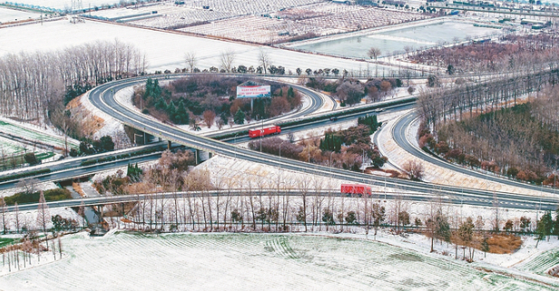 2月21日，在当地高效作业保障下，新扬高速公路泗洪段道路畅通，无拥堵和滞留车辆。 周鹏 摄 （视觉江苏网供图）