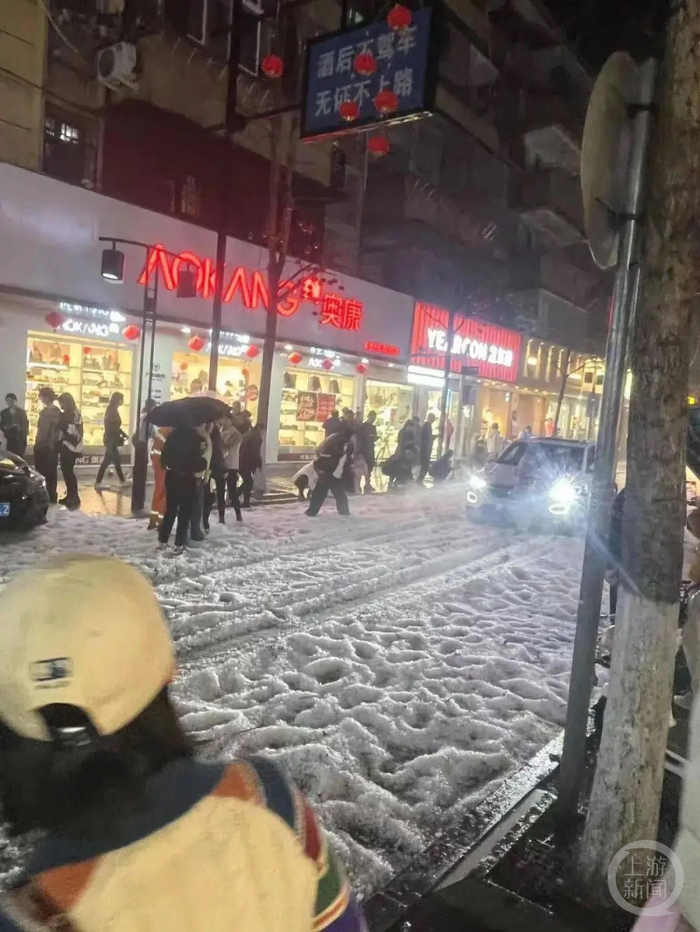 街道上堆积厚厚的“雪”，感觉是东北哈尔滨中央大街。网络图