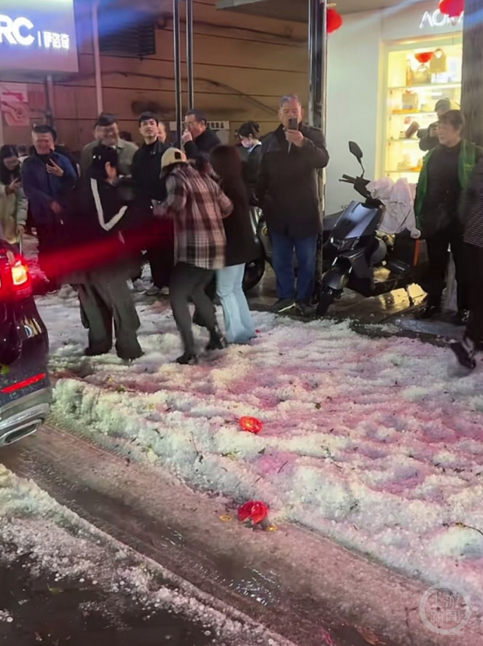 大家在“雪”地上玩耍。网络图 