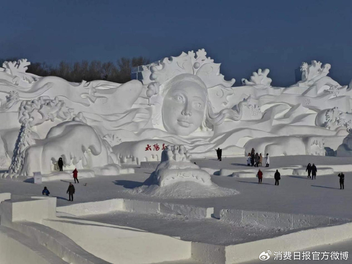 游客在太阳岛雪博会观看雪雕