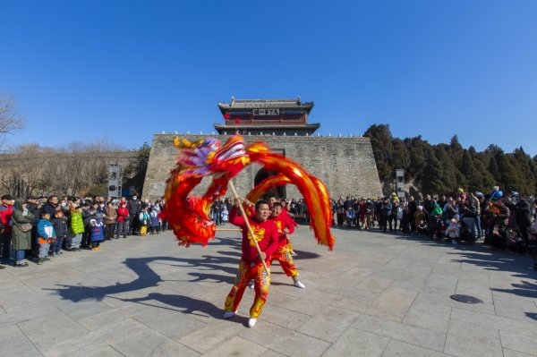 天下第一关前的舞龙表演。