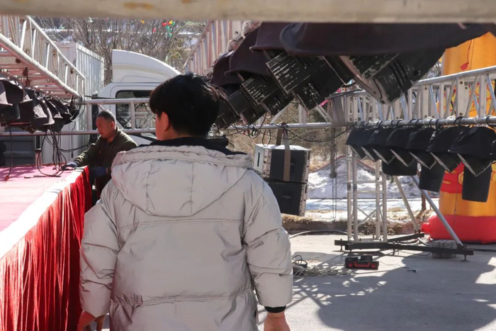 △ 曹艳飞在检查设备。