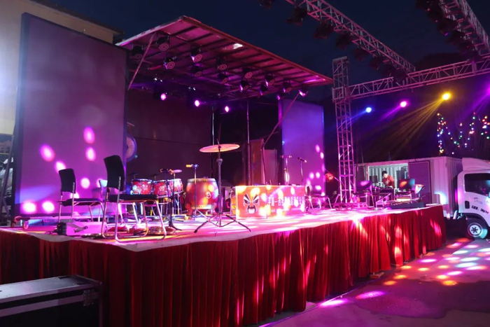 △ 表演开始前，需要先调试灯光。曹艳飞介绍，单是这套灯光设备，成本就是大几十万。