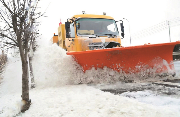 2月21日，东海县公路部门组织养护人员清理国省干线路面冰雪。 通讯员 张开虎 摄