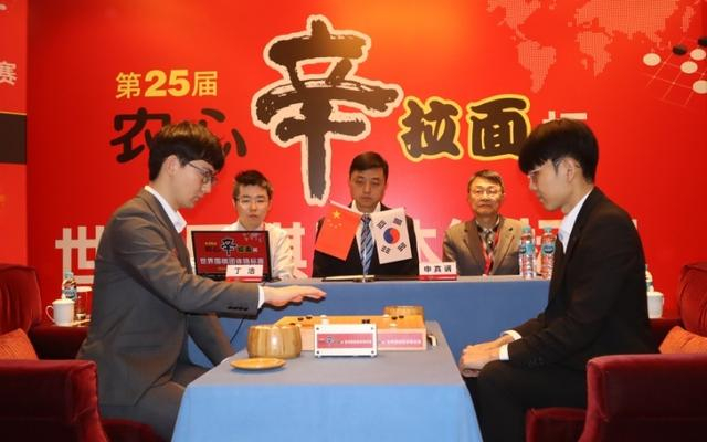 丁浩（左）不敌韩国队主将申真谞九段。  中国围棋协会供图