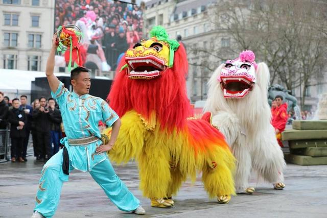 大河中学北狮队在英国伦敦表演 苟青摄