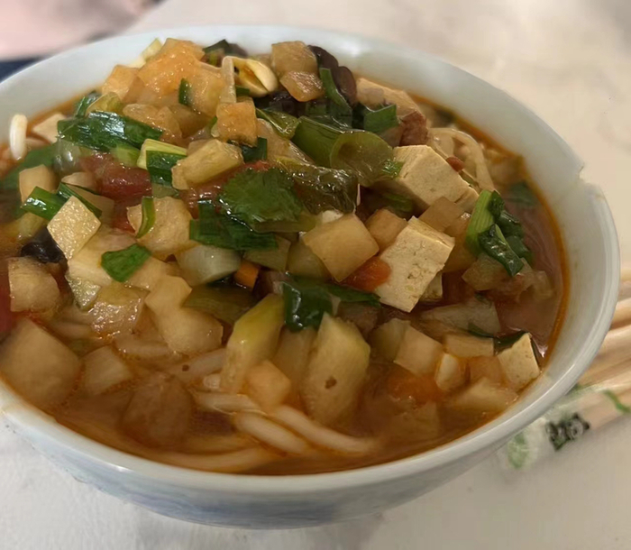 △房主刘女士给滞留旅客们做的臊子面。