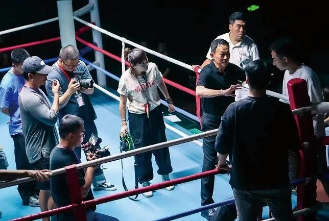 上图：王德新在《热辣滚烫》片场工作。