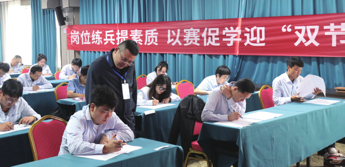 高刚（中）在岗位练兵培训考试中监考