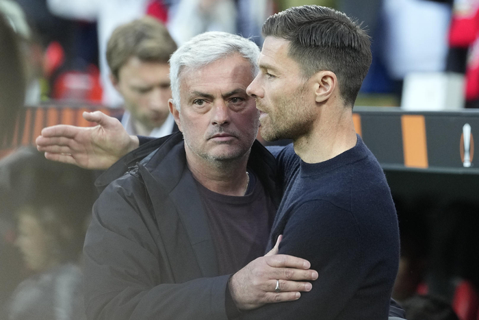 穆里尼奥（左）与阿隆索 图据视觉中国