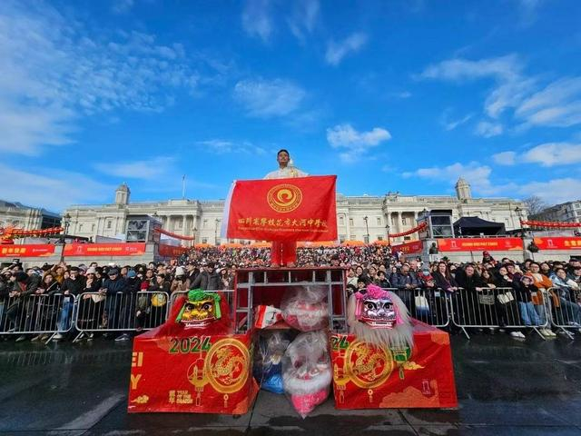 大河中学北狮队在英国伦敦表演，受到观众热烈欢迎 苟青摄