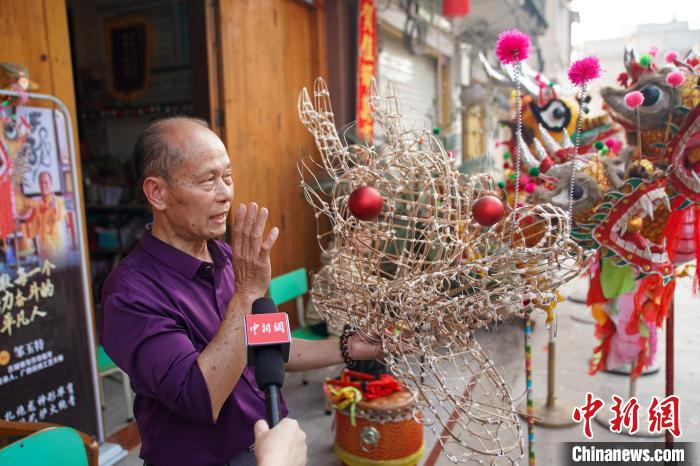 2月20日，在广西南宁市宾阳县，扎龙老匠人邹玉特向中新社记者介绍炮龙制作工序。陈冠言 摄