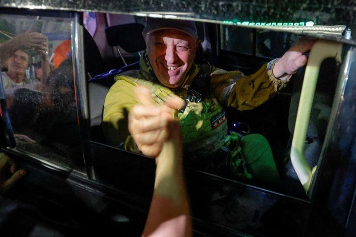 ▲2023年6月24日深夜，普里戈任乘车离开罗斯托夫