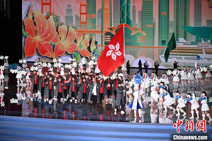 2月17日，“十四冬”开幕式上香港代表团入场。　中新社记者 崔楠 摄