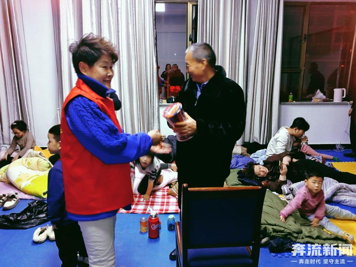 △志愿者为滞留群众送早餐