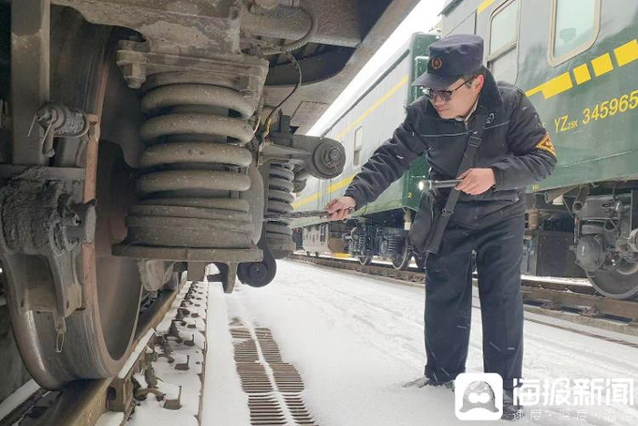 济南车辆段车辆乘务员加强车辆出库验收,把好客车"安全关".(陈凯摄)