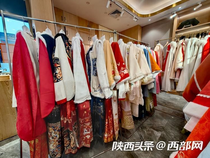 西安市雁塔区一汉服店店内陈列的明制汉服区域