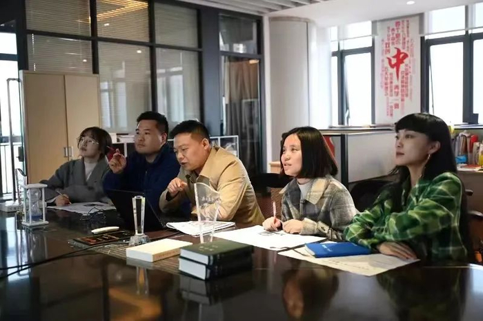 重庆日报评论团队在学习讨论。