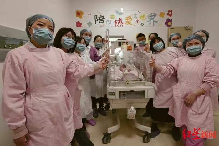 ▲喜悦满100天，医务人员为她举行庆祝仪式