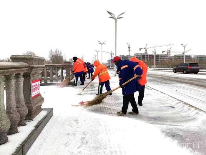 环卫工人扫雪图片高清图片