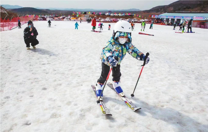         凌源冰雪旅游突出亲子游特色，图为小朋友在练习滑雪。明仕文　摄