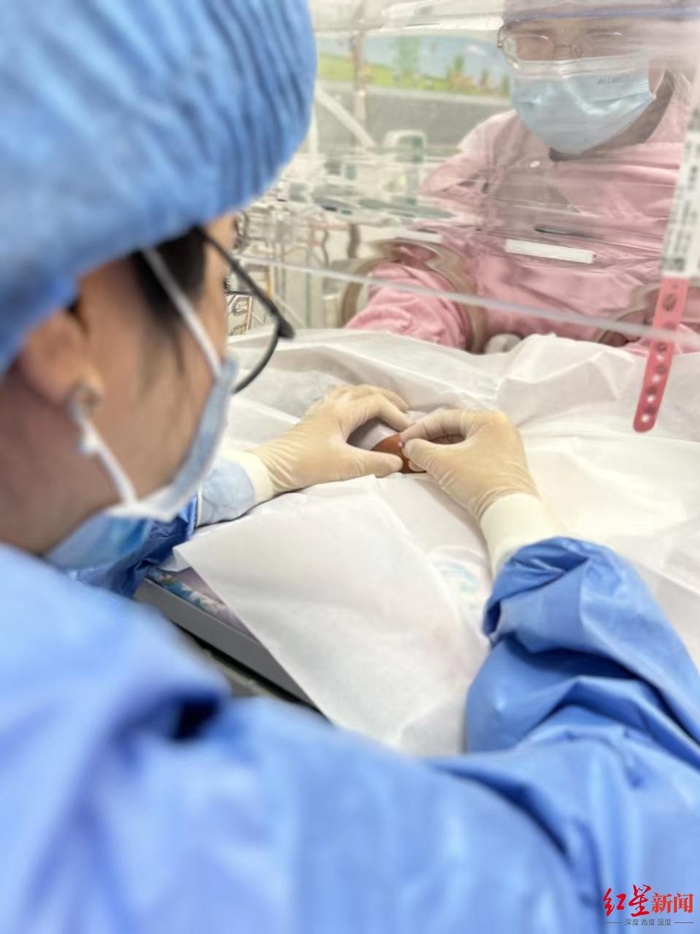 ▲医护人员为喜悦扎针