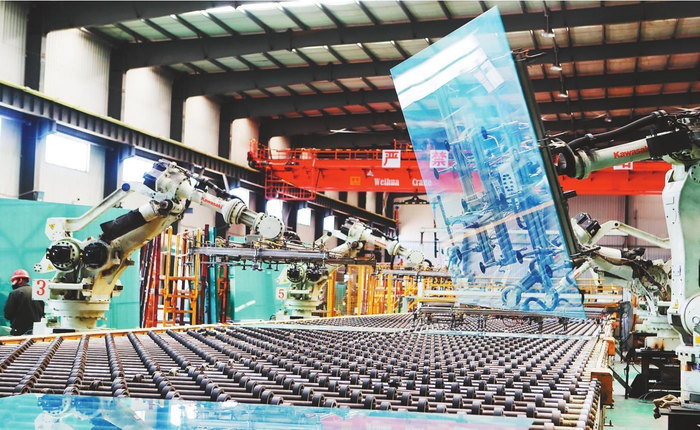         中玻（朝阳）新材料有限公司智能制造生产线投入使用。本报特约记者　仇一军　摄