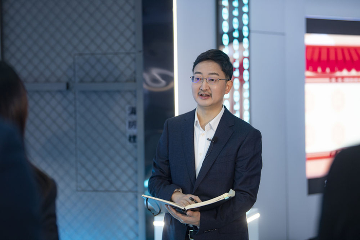   图为夏泳在基层走访调研。新华社发（郑宇 摄）