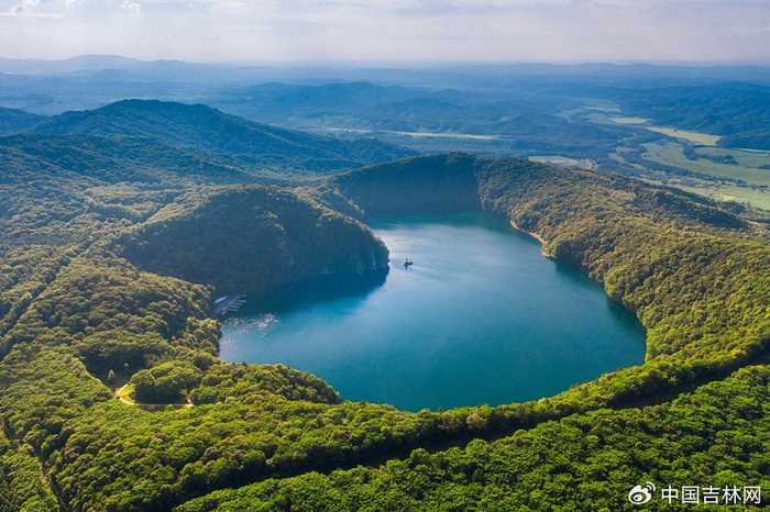 龙湾群国家森林公园三角龙湾航拍心形火山口湖（来源：图虫创意）