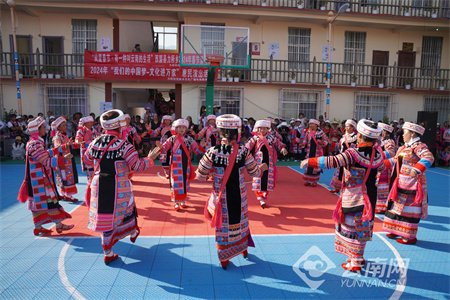 “扩塔节拜年”民俗活动现场 李毅 郑迎莹 摄 