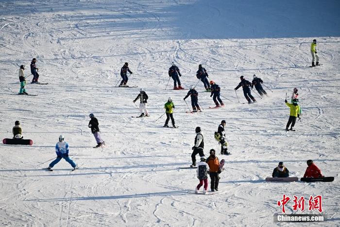   资料图：河北张家口崇礼银河滑雪场，游客在滑雪。中新社记者 田雨昊 摄