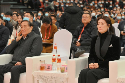 2023年12月12日-14日，娃哈哈集团2024年全国销售工作会议，宗庆后和宗馥莉一同出席 图片来源：娃哈哈集团 