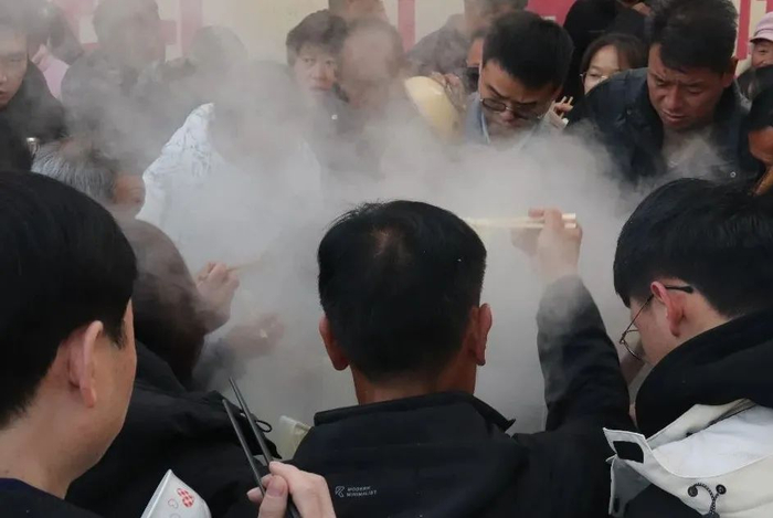 △中午的大锅饭是大米烩菜，晚上是面条加卤。晚上的面条更受欢迎，第一锅面条还没煮熟，人们已经挤在锅边等着捞面。