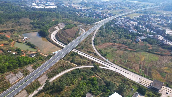 加快高速公路建设，完善交通基础设施