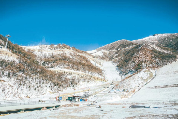 沿着倾泻而下的雪道,国内外运动员风驰电掣,在这个被称为"勇敢者的