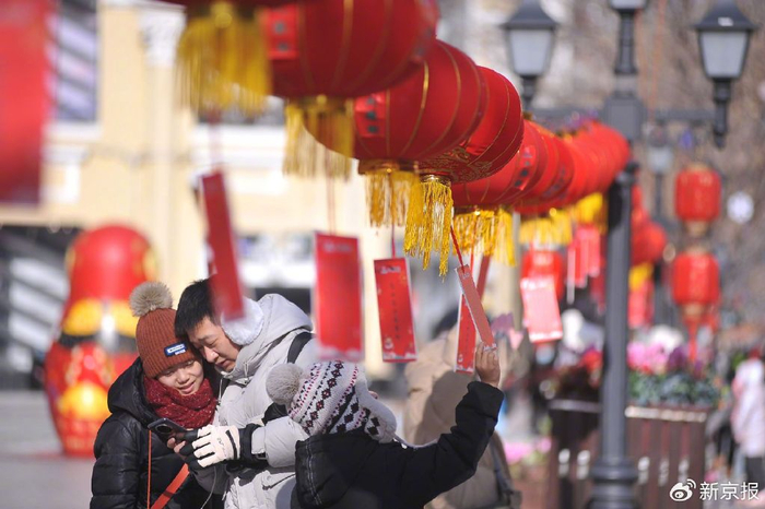 2024年2月19日，哈尔滨市道里区中央大街上举办了迎正月十五赏灯猜谜活动，吸引了许多游客、市民参与。图/IC