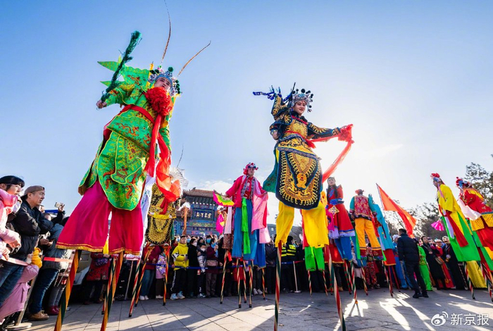 2024年2月17日，民间艺人在呼和浩特市玉泉区塞上老街旅游休闲街区进行踩高跷表演。图/IC