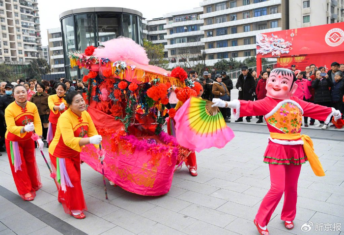 2024年2月21日，民间艺人在重庆璧山群众新春联欢活动上表演划旱船。图/新华社
