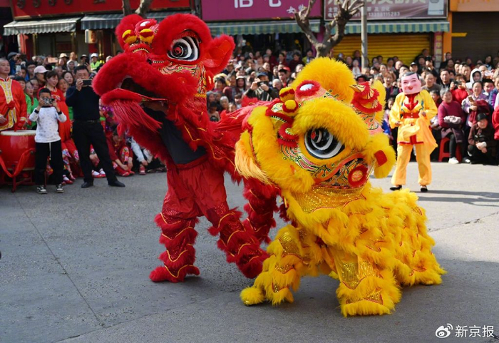2024年2月18日，在内江市东兴区椑木镇玉屏社区，人们正在观看舞狮表演。图/IC