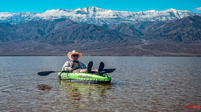 ▲游客在“曼利湖"体验乘船