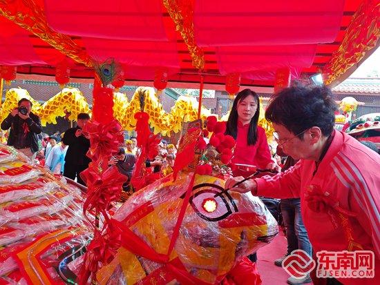 泉州霞洲妈祖宫,台湾澎湖天后宫联合举办"乞龟"活动暨平安"米龟,水果