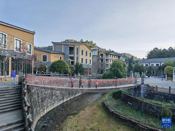 2月13日，在云南省保山市下辖的腾冲市的一个文旅小镇，游客正在玩耍。新华社记者 浦超 摄