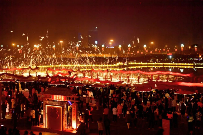 非遗火龙铁花秀 图片来源：天府发布